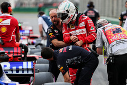 Себастьян Феттель, Ferrari, заглядає до Red Bull Racing RB13