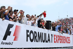 Les fans profitent de la parade