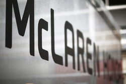 La pluie tombe sur les camions McLaren-Honda dans le paddock