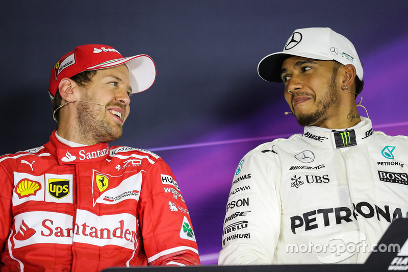 Sebastian Vettel, Ferrari en polesitter Lewis Hamilton, Mercedes AMG F1 in de persconferentie