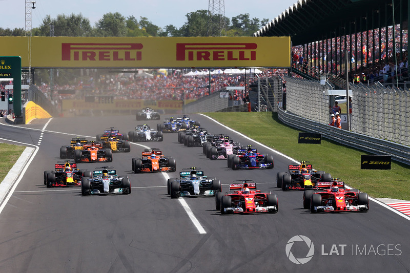 Sebastian Vettel, Ferrari SF70-H y Kimi Raikkonen, Ferrari SF70-H al inicio de la carrera