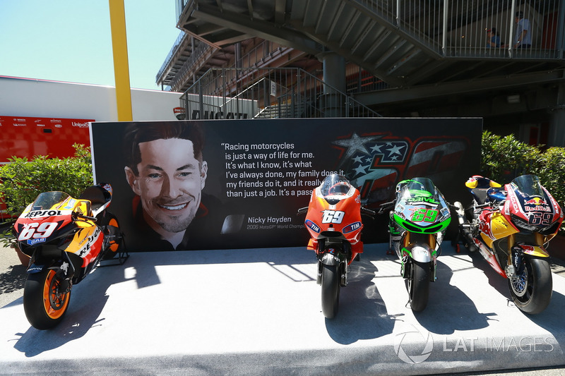 Erinnerung an Nicky Hayden mit seinen MotoGP-Bikes von 2006, 2010 und 2014 sowie seinem Superbike vo