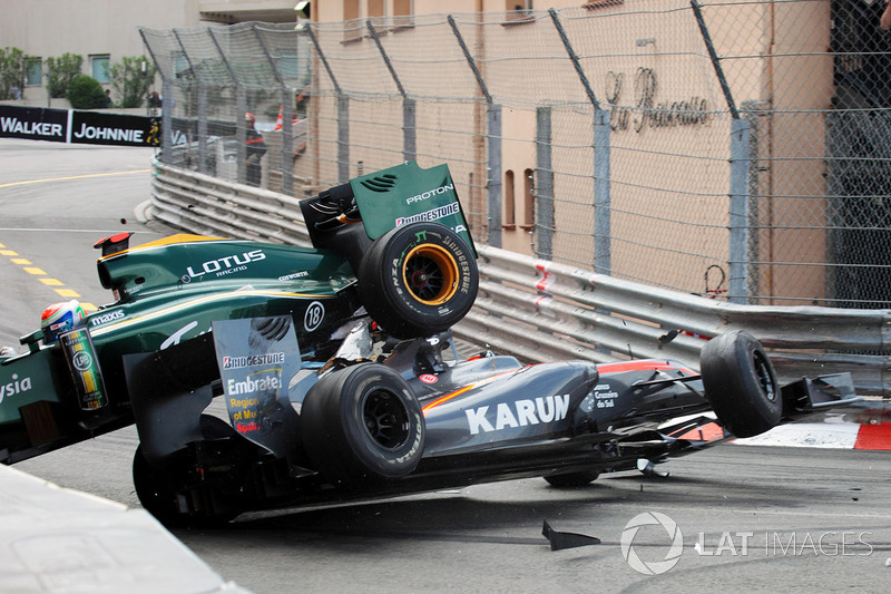 Choque de Karun Chandhok, Hispania Racing F1 Team HRTF1 y Jarno Trulli, Lotus T127 crash