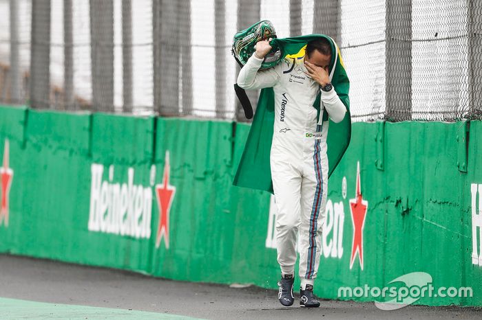 Felipe Massa camina con la bandera brasileña