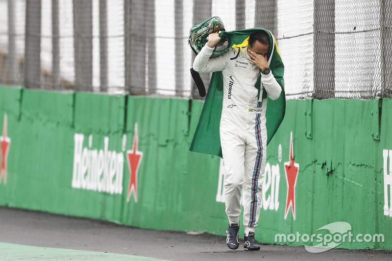 Felipe Massa, Williams, wandelt in tranen terug naar de garage na zijn crash, met de Braziliaanse vl