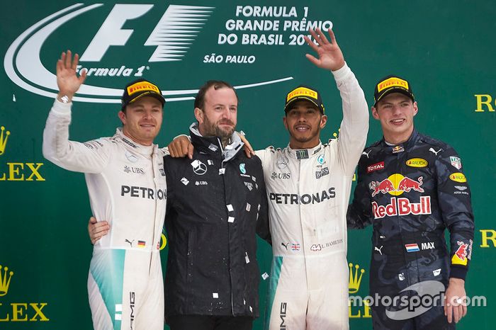 Podio: Nico Rosberg, Mercedes AMG F1, segundo; Lewis Hamilton, Mercedes AMG F1, ganador de la carrera; Max Verstappen, Red Bull Racing, tercero