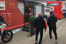 Хорхе Лоренсо біля моторхоума Ducati