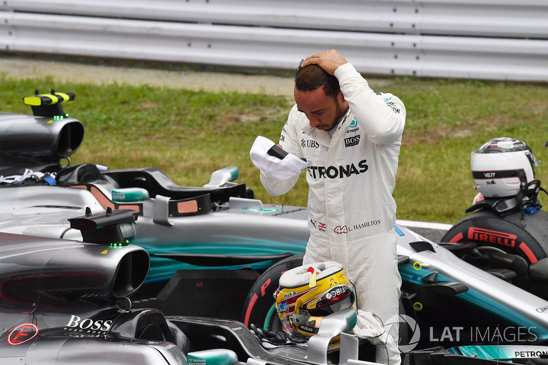 Pole sitter Lewis Hamilton, Mercedes AMG F1 in parc ferme