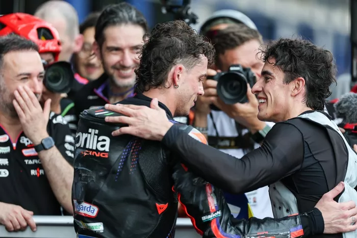 Marc Marquez, Ducati Team, Marco Bezzecchi, Aprilia Racing