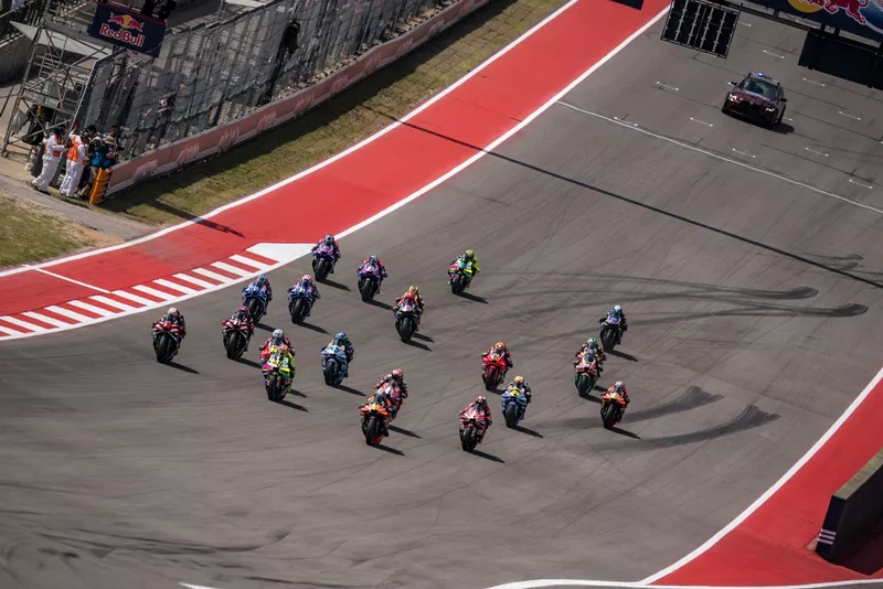 Het MotoGP-veld bij de start