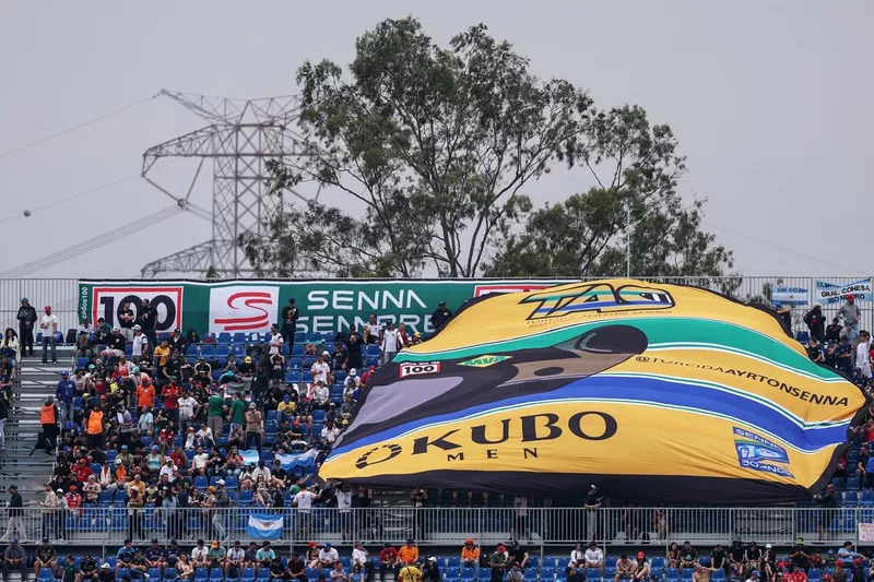 Le public rend hommage à Ayrton Senna