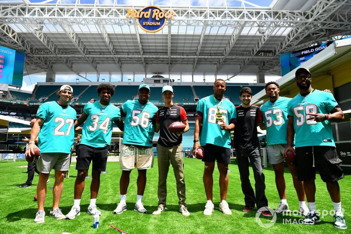 Esteban Ocon, Haas F1 Team, Oliver Bearman, Haas F1 Team