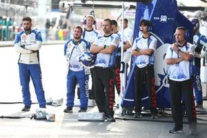 Miembros del equipo Visa Cash App Racing Bulls observan en el Pitlane