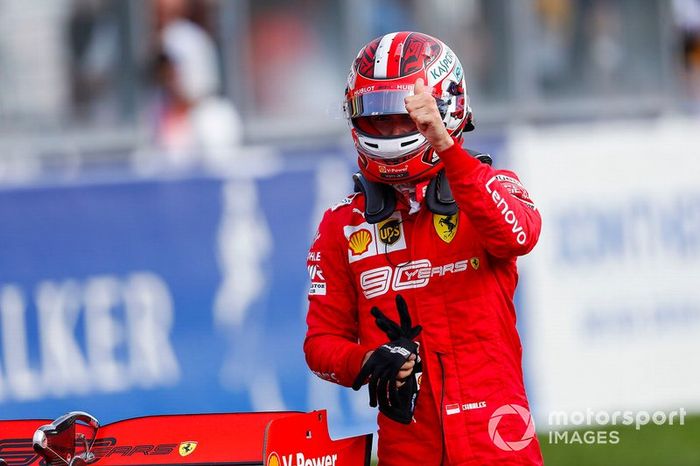 Ganador de la pole Charles Leclerc, Ferrari, celebra