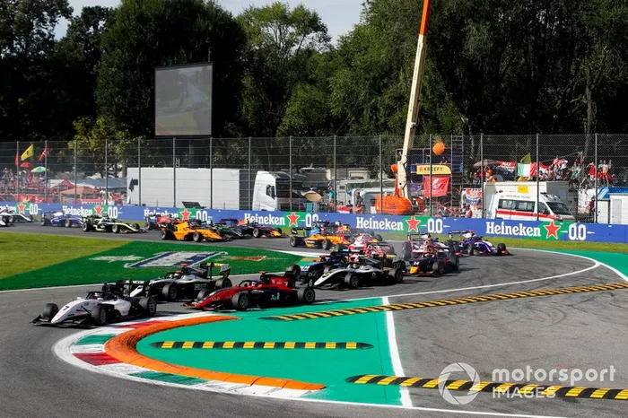 Lirim Zendeli, Sauber Junior Team by Charouz leads Christian Lundgaard, ART Grand Prix and Richard Verschoor, MP Motorsport at the tart of the race