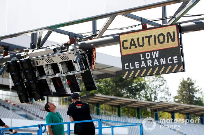 Reparación de las luces después de que un autobús se estrelló contra las luces