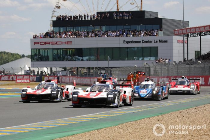 #8 Toyota Gazoo Racing Toyota GR010 Hybrid de Sébastien Buemi, Brendon Hartley, Ryo Hirakawa, #7 Toyota Gazoo Racing Toyota GR010 Hybrid de Mike Conway, Kamui Kobayashi, José María López
