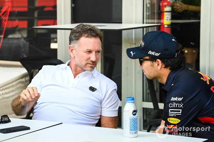 Christian Horner, director del equipo Red Bull Racing y Sergio Pérez, Red Bull Racing 