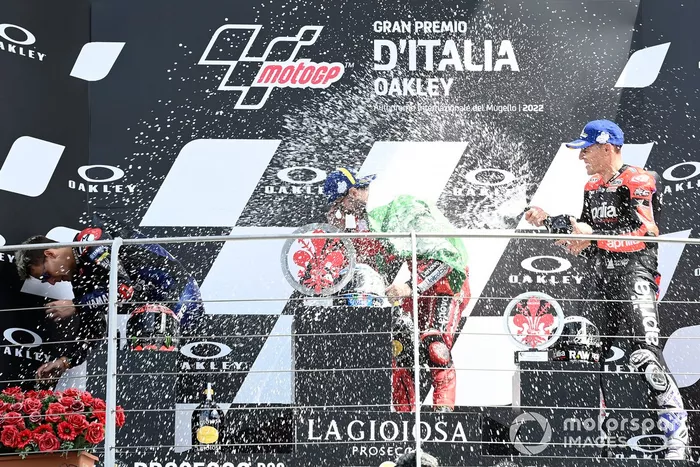 Podio: ganador de la carrera Francesco Bagnaia, equipo Ducati, segundo lugar Fabio Quartararo, Yamaha Factory Racing, tercer lugar Aleix Espargaró, Aprilia Racing