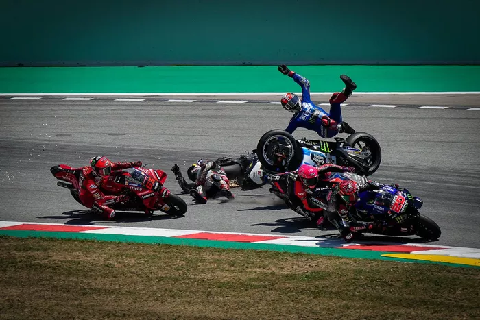 Caída de Takaaki Nakagami, Team LCR Honda y Alex Rins, Team Suzuki MotoGP chocan, Francesco Bagnaia, Ducati Team detrás