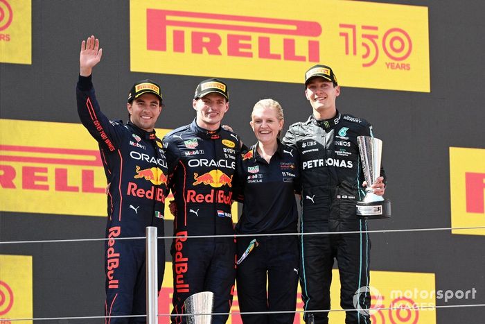 Podio: segundo lugar Sergio Pérez, Red Bull Racing, ganador Max Verstappen, Red Bull Racing, Joanna Fleet, Jefa de RRHH, Red Bull Racing, y tercer lugar George Russell, Mercedes-AMG