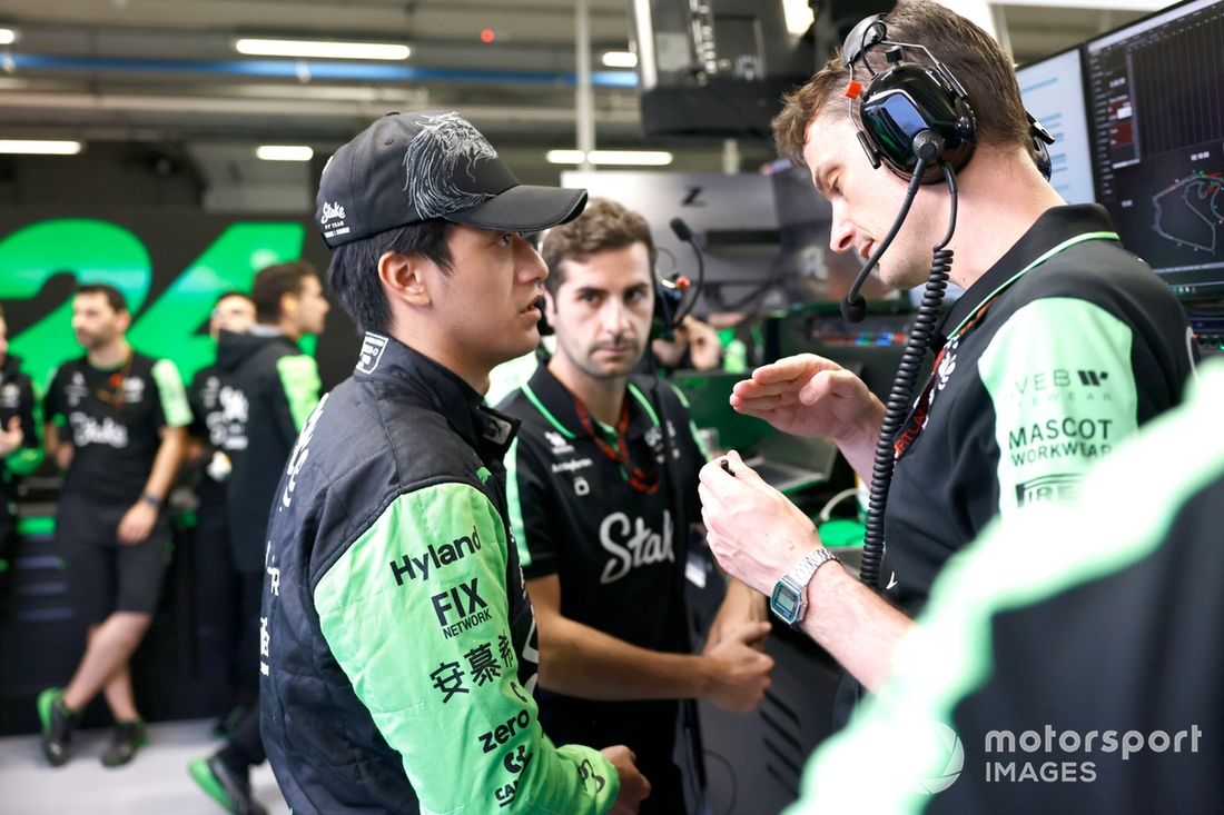 Zhou Guanyu, Stake F1 Team KICK Sauber, con sus ingenieros en el garaje 