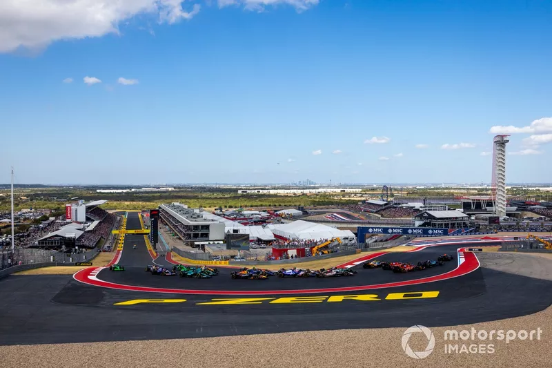 Race start, as drivers race into the first corner