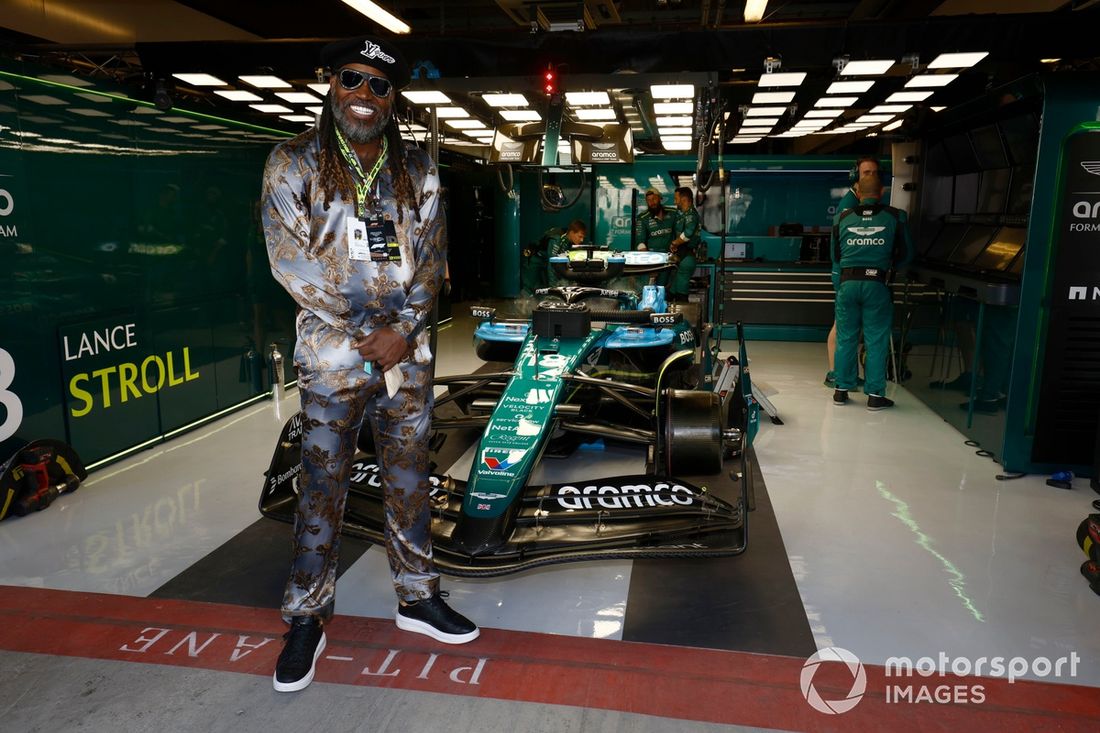 O antigo jogador de críquete Chris Gayle visita a garagem da Aston Martin