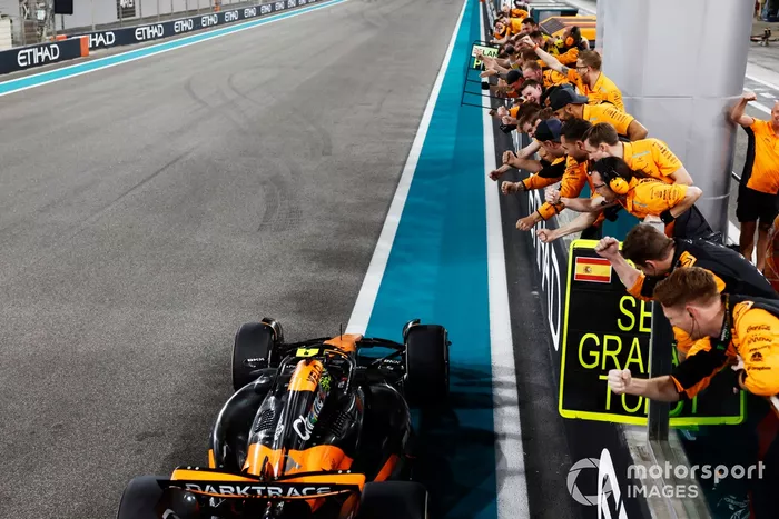 Lando Norris, McLaren MCL38, 1ère position, passe son équipe sur le muret des stands à la fin de la course