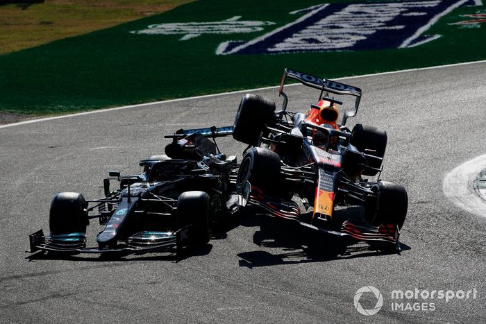 Lewis Hamilton, Mercedes W12, y Max Verstappen, Red Bull Racing RB16B chocan durante la carrera