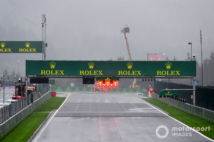 Las luces rojas anuncian suspensión de la carrera por lluvia 