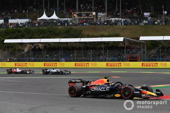 Max Verstappen, Red Bull Racing RB18, Yuki Tsunoda, AlphaTauri AT03, Valtteri Bottas, Alfa Romeo C42
