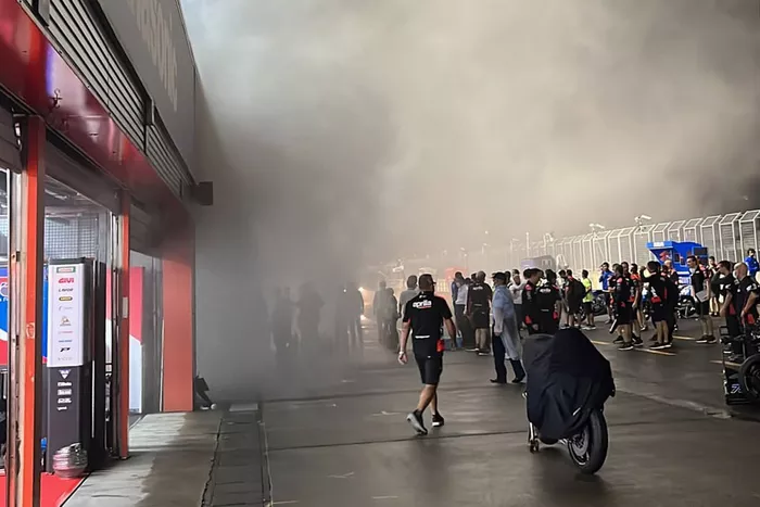 Fuego en el box del Marc VDS en Motegi 