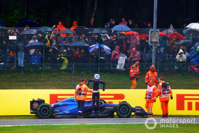 Los comisarios asisten a Logan Sargeant, Williams FW45, tras un accidente en la FP1