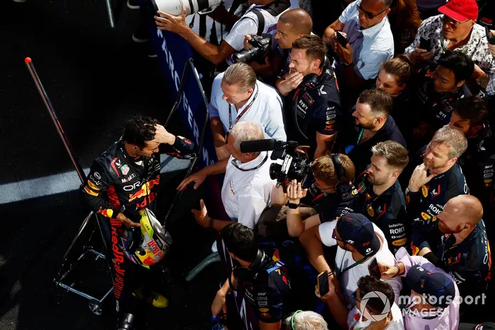 Sergio Pérez, Red Bull Racing, 3ª posición, habla con Helmut Marko, Consultor, Red Bull Racing, en Parc Ferme