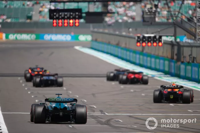 Los pilotos practican sus procedimientos de salida al final de la FP1