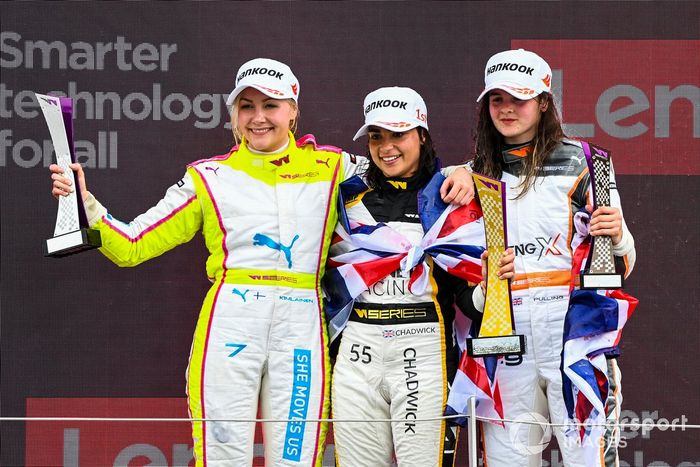 Podio: ganadora de la carrera Jamie Chadwick, Jenner Racing, segundo puesto Emma Kimilainen, Jaguar W Series Team, tercer puesto Abbi Pulling, Racing X