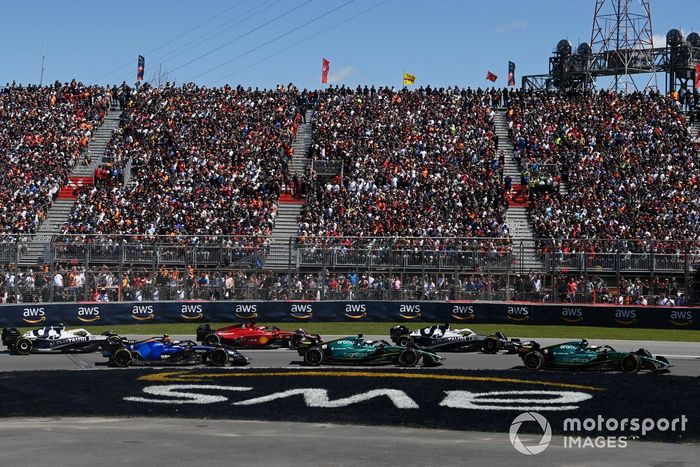 Sebastian Vettel, Aston Martin AMR22, Pierre Gasly, AlphaTauri AT03, Lance Stroll, Aston Martin AMR22, Charles Leclerc, Ferrari F1-75, Nicholas Latifi, Williams FW44, Yuki Tsunoda, AlphaTauri AT03, en posición de salida