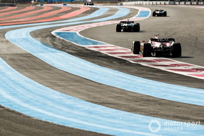 Pierre Gasly, AlfaTauri AT03, Carlos Sainz, Ferrari F1-75