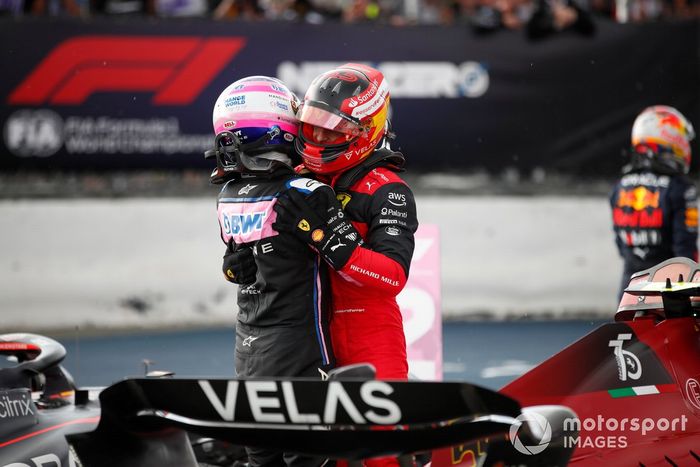 Fernando Alonso, Alpine F1 Team, felicita a Carlos Sainz, Ferrari, 1ª posición, en el Parc Ferme