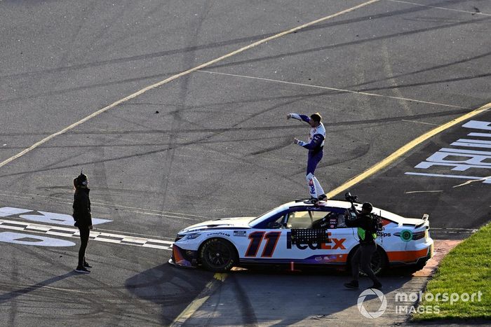 Ganador Denny Hamlin, Joe Gibbs Racing, FedEx Express Toyota Camry