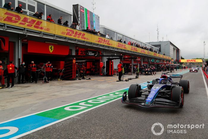 Alex Albon, Williams FW44, en el pit lane