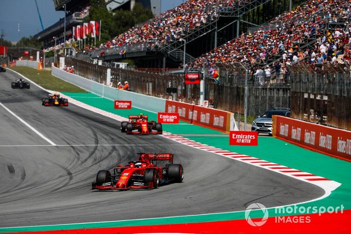 Sebastian Vettel, Ferrari SF90, lidera Charles Leclerc, Ferrari SF90, y Pierre Gasly, Red Bull Racing RB15