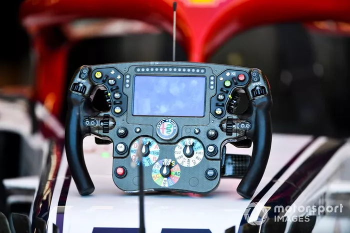 Un volante de un Alfa Romeo Racing C38 de Antonio Giovinazzi