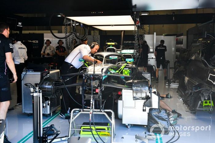 Mechanics cambia el motor de Valtteri Bottas, Mercedes AMG W10