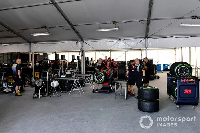 Los ingenieros de Pirelli con neumáticos 