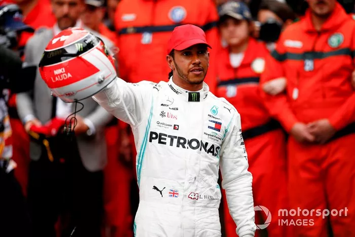 Ganador de la carrera Lewis Hamilton, Mercedes AMG F1 celebra en Parc Ferme 