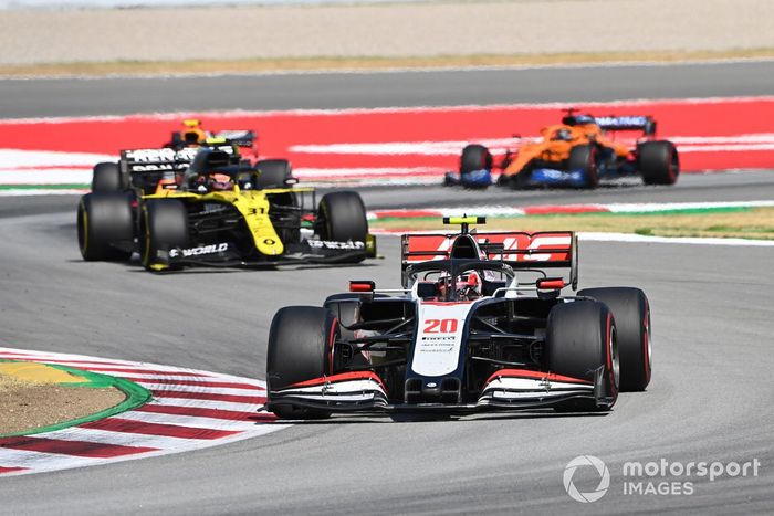 Kevin Magnussen, Haas VF-20, Esteban Ocon, Renault F1 Team R.S.20