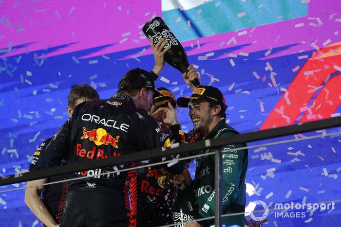 Podio: segundo lugar Max Verstappen, Red Bull Racing, ganador Sergio Pérez, Red Bull Racing y tercer lugar Fernando Alonso, Aston Martin F1 Team