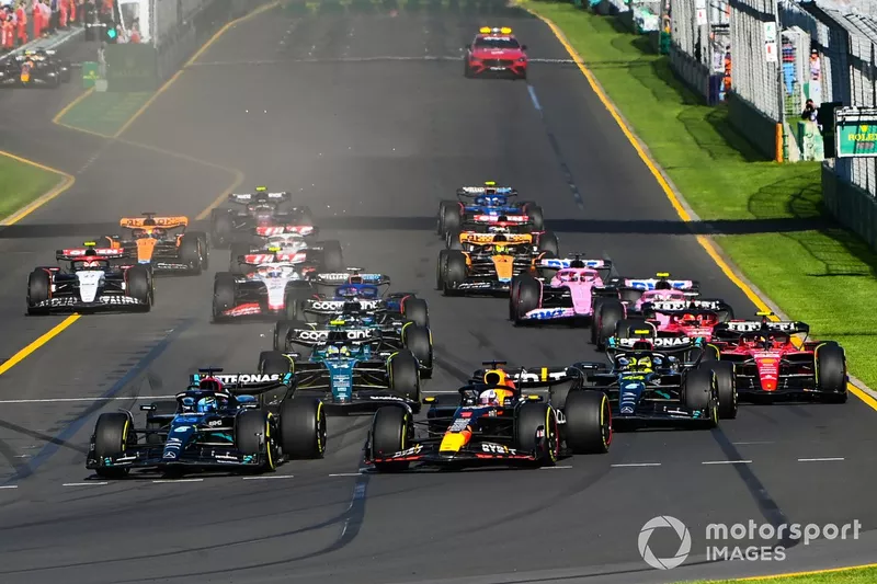 Max Verstappen, Red Bull Racing RB19, George Russell, Mercedes F1 W14, Lewis Hamilton, Mercedes F1 W14, Fernando Alonso, Aston Martin AMR23, Carlos Sainz, Ferrari SF-23, Charles Leclerc, Ferrari SF-23, the rest of the field at the start